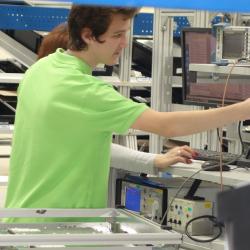 Žáci Střední školy a Základní školy Vimperk, obor Elektromechanik, provádí praxi ve společnosti Rohde & Schwarz.