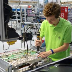 Žáci Střední školy a Základní školy Vimperk, obor Elektromechanik, provádí praxi ve společnosti Rohde & Schwarz.