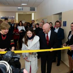 Hejtmanka Ivana Stráská a ředitel táborské nemocnice Ivo Houška při slavnostním přestřižení pásky za asistence jedné z pacientek.