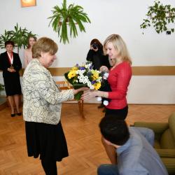 Hejtmanka jihočeského kraje Ivana Stráská při gratulaci a předávání darů rodičům