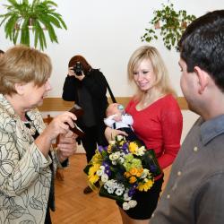 Hejtmanka jihočeského kraje Ivana Stráská při gratulaci a předávání darů rodičům