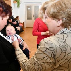Hejtmanka jihočeského kraje Ivana Stráská a místostarostka obce Drhovle Božena Havlíková, která chová malého Tomáška Petričáka