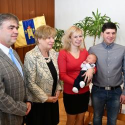 Zleva: starosta obce Drhovle Jiří Bláha, hejtmanka jihočeského kraje Ivana Stráská, Hana Konopíková s Tomáškem a Tadeáš Petričák