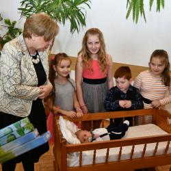 Hejtmanka jihočeského kraje Ivana Stráská společně s dětmi a malým Tomáškem Petričákem