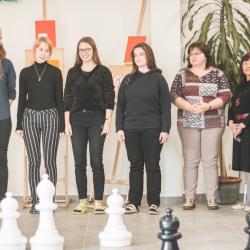 Studenti Gymnázia Jírovcova, kteří se zúčastnili soutěže Juvenes Translatores. Vítězka Markéta Sahanová zcela vlevo.