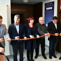 Slavnostní přestřižení pásky nového Planetária. Zleva: vedoucí odboru kultury a památkové péče Patrik Červák, 1. náměstek hejtmanky Josef Knot, ředitelka Hvězdárny a planetária ČB Jana Tichá, Glenn Smith - zástupce firmy SKY-SKAN Europe a náměstek hejtmanky Pavel Hroch.