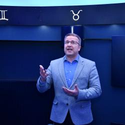 Slavnostní otevření nového digitálního Planetária - vedoucí odboru kultury a památkové péče Patrik Červák při úvodní řeči.