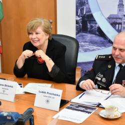 Hejtmanka Jihočeského kraje Ivana Stráská a ředitel KŘP JčK Luděk Procházka na tiskové konferenci u příležitosti předání nových radarů do rukou Policie ČR 