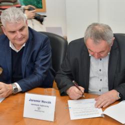 Radní Antonín Krák a náměstek hejtmanky Jaromír Novák na tiskové konferenci při podpisu darovací smlouvy.