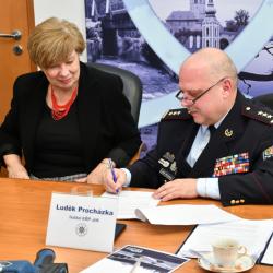 Hejtmanka Jihočeského kraje Ivana Stráská a ředitel KŘP JčK Luděk Procházka na tiskové konferenci při podpisu darovací smlouvy 
