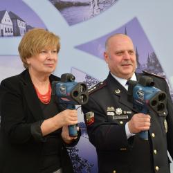 Hejtmanka Jihočeského kraje Ivana Stráská a ředitel KŘP JčK Luděk Procházka na tiskové konferenci s novými radary.