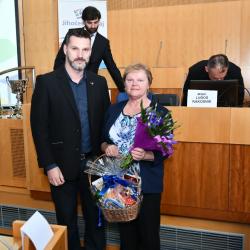 Radní Jiří Švec a oceněná pedagožka Liběna Flachsová.