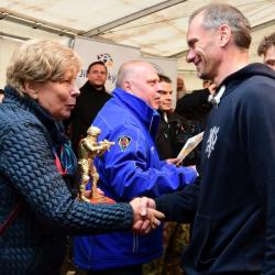 Hejtmanka Ivana Stráská a policejní ředitel Luděk Procházka gratulují vítězům.