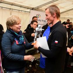 Hejtmanka Ivana Stráská a policejní ředitel Luděk Procházka gratulují vítězům.