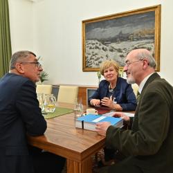 Premiér Babiš přijal petici za Šumavu. Setkání se také zúčastnili iniciátor petice Petr Martan a hejtmanka Jihočeského kraje Ivana Stráská.