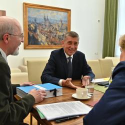 Premiér Babiš přijal petici za Šumavu. Setkání se také zúčastnili iniciátor petice Petr Martan a hejtmanka Jihočeského kraje Ivana Stráská.