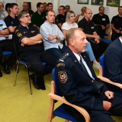 cvičící dostávají instrukce ke cvičení