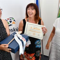 Jihočeská kuchtička 1. místo: ZŠ a MŠ Dříteň. Zleva: vedoucí školní jídelny Petra Šímová, ředitelka Blanka Vlasáková a hejtmanka Jihočeského kraje Ivana Stráská.