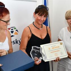 Jihočeská kuchtička 2. místo: MŠ Chelčice. Zleva: učitelka Anna Princová, ředitelka a vedoucí jídelny Eva Seberová a hejtmanka Jihočeského kraje Ivana Stráská.