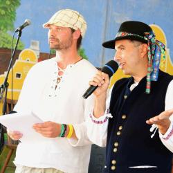 Selské slavnosti Holašovice 2019. Moderátor dne Luboš Voráček a starosta Jankova Jan Jílek na pódiu.