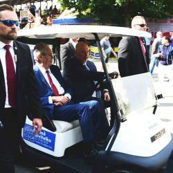 Prezident Miloš Zeman projíždí po výstavišti