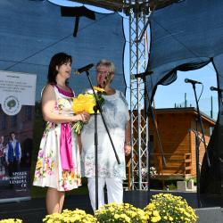Slavnostní vyhlášení výsledků ankety Vesnice roku 2019 Jihočeského kraje v Čejeticích na Strakonicku. Na pódiu europoslankyně Radka Maxová a starostka obce Ivana Zelenková.