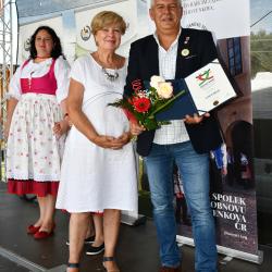 Hejtmanka Stráská dekorovala Zlatou stuhou Čejetice, vítěze jihočeského kola Vesnice roku 2019. Cena hejtmanky v programu obnovy venkova putuje do Ločenic..