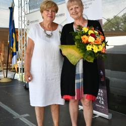 Hejtmanka Stráská dekorovala Zlatou stuhou Čejetice, vítěze jihočeského kola Vesnice roku 2019 . Ocenění za zachování a rozvoj lidových tradic si z rukou hejtmanky převzala paní Ivana Stará.
