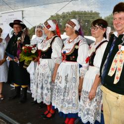 Hejtmanka Stráská dekorovala Zlatou stuhou Čejetice, vítěze jihočeského kola Vesnice roku 2019 . Pro ocenění za zachování a rozvoj lidových tradic si přišla Krojová družina z Jarošova nad Nežárkou.