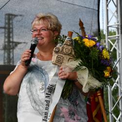 Hejtmanka Stráská dekorovala Zlatou stuhou Čejetice, vítěze jihočeského kola Vesnice roku 2019. Na fotografii starostka obce Ivana Zelenková.