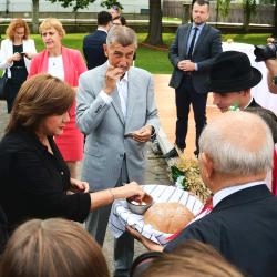 Země živitelka. Národní dožínky 2019. V průvodu šel i premiér Andrej Babiš.  