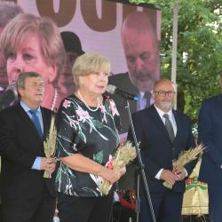 Země živitelka. Národní dožínky 2019. Hejtmanka Ivana Stráská děkuje zemědělcům.