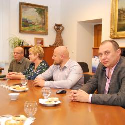 Jihočeská hejtmanka Ivana Stráská se v Dačicích setkala se starostou města Karlem Macků. Přítomni byli i místostarosta Jiří Baštář, místostarostka Kateřina Marková a odborný lesní hospodář (Městské lesy Dačice s.r.o.) Kamil Kupec. 
