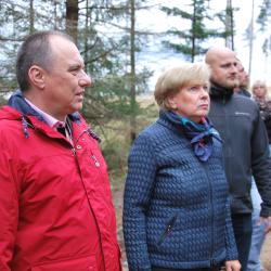 Starosta Dačic Macků, hejtmanka Stráská a místostarosta Dačic  Jiří Baštář v kůrovcem zničeném lese.