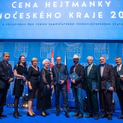 Hejtmanka Stráská během oslav založení ČSR ocenila Zlatou šupinou devět osobností. FOTO: Václav Pancer, ČTK.