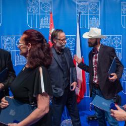 Slavnostní večer Zlatá šupina 2019. V pozadí Karel Roden a Tomáš Neškodný. Alšova jihočeská galerie, Hluboká nad Vltavou 24. října  2019. FOTO: Václav Pancer, ČTK.