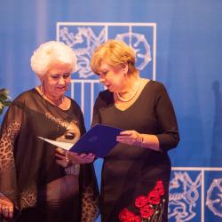 Ředitelka obecně prospěšné společnosti Rybka Eva Dvořáková s hejtmankou Jihočeského kraje Ivanou Stráskou. Slavnostní večer Zlatá šupina 2019. Alšova jihočeská galerie, Hluboká nad Vltavou 24. října  2019. FOTO: Václav Pancer, ČTK.