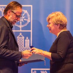 Hejtmanka Jihočeského kraje Ivana Stráská předává ocenění herci Karlu Rodenovi. Slavnostní večer Zlatá šupina 2019. Alšova jihočeská galerie, Hluboká nad Vltavou 24. října  2019. FOTO: Václav Pancer, ČTK.