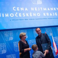 Hejtmanka Jihočeského kraje Ivana Stráská a herec Karel Roden. Slavnostní večer Zlatá šupina 2019. Alšova jihočeská galerie, Hluboká nad Vltavou 24. října  2019. FOTO: Václav Pancer, ČTK.