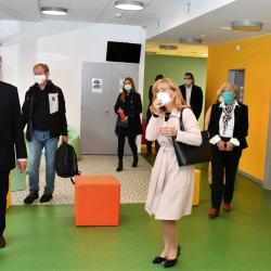 V Táboře otevřeli budovu "Nové psychiatrie". Hejtmanka Stráská přestřihla pásku.
