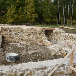 Archeoskanzen Trocnov už roste ze země.