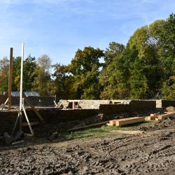 Archeoskanzen Trocnov už roste ze země.