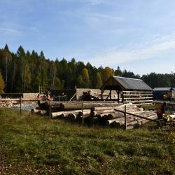 Archeoskanzen Trocnov už roste ze země.