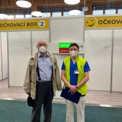 V jindřichohradeckém OČKU byla ve čtvrtek 22. dubna vyočkována 20 000. dávka vakcíny proti nemoci covid-19. Pro jubilejní dávku si přišel Jaroslav Nechvátal ze Žirovnice. 