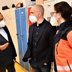 Hejtman Kuba při prohlídce zrekonstruovaného stanoviště ZZS JčK v českokrumlovské nemocnici.