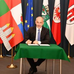 Jihočeský hejtman Martin Kuba při podpis pracovního programu na roky 2021 až 2025.