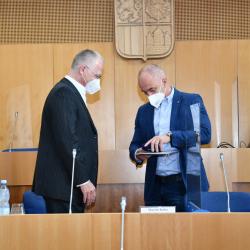 Ředitel Bezpečnostní informační služby (BIS) Michal Koudelka přijel dnes na Krajský úřad Jihočeského kraje přednášet studentům jihočeských gymnázií. Při této příležitosti byl panem hejtmanem Kubou povýšen do hodnosti brigádního generála. Zatím jen na území Jihočeského kraje.