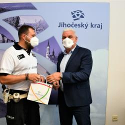 Prap. Vít Dvořák přebírá ocenění z rukou náměstka Antonína Kráka.