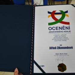 Ocenění za rozvoj lidových tradic, především vyšívání lidových krojů, za dlouholetou prezentaci jihočeských Blat, získala paní Jiřina Zikmundová.