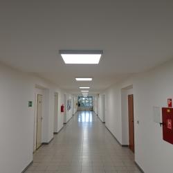 Chodba s novým LED osvětlením.